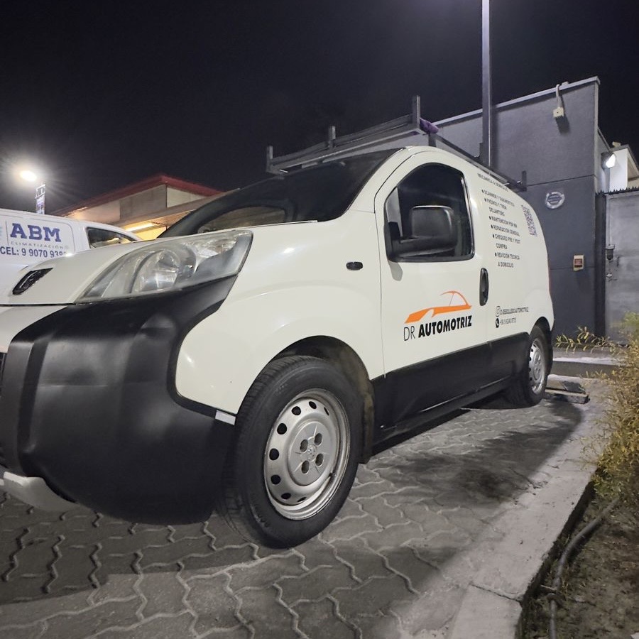 Vehículo de transporte de la empresa DRAUTOMOTRIZ - Mecánico a domicilio en Santiago con servicio móvil profesional