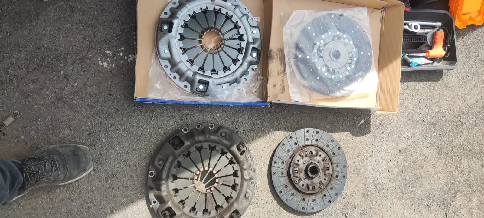 Kit de embrague nuevo vs usado Chevrolet NKR 512: prensa y disco de embrague - taller en Peñalolén