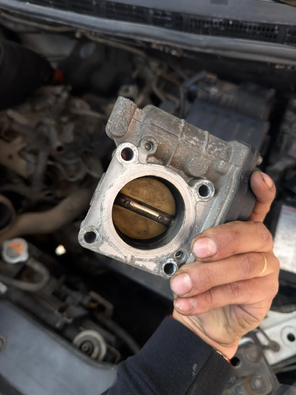 Cuerpo de aceleración Nissan Tiida antes de limpieza y calibración