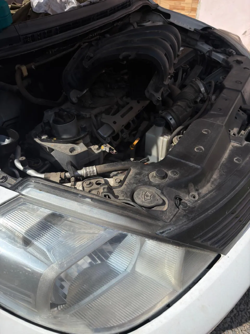 Motor Nissan Tiida durante mantención por km - mecánico en Peñalolén