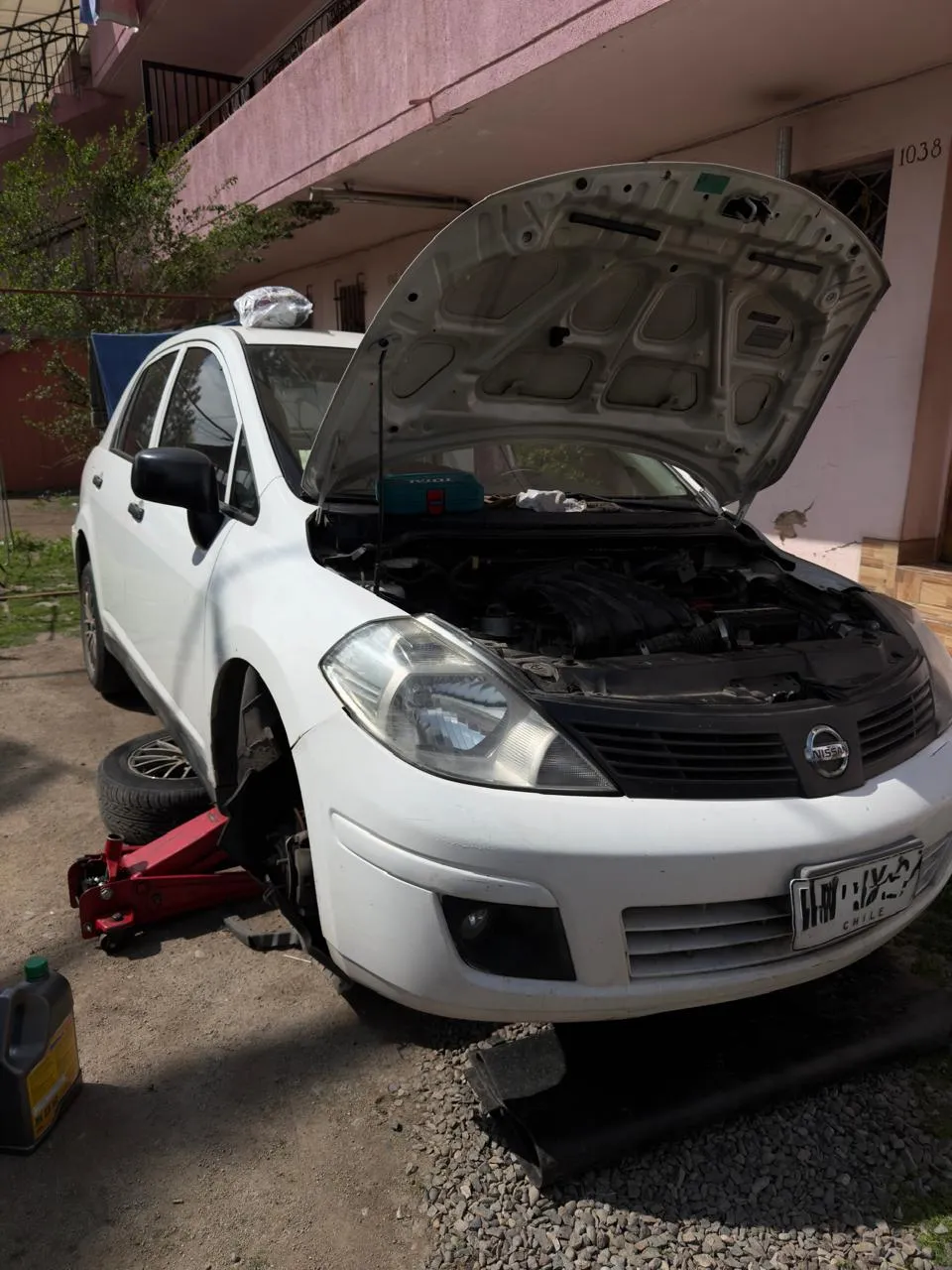 Nissan Tiida en mantención por kilometraje - DRAUTOMOTRIZ taller mecánico en Peñalolén