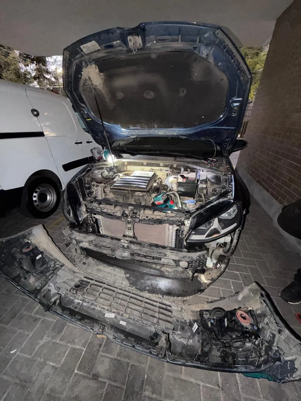 Volkswagen Golf con parachoques desmontado para cambio de radiador - mecánico en Peñalolén